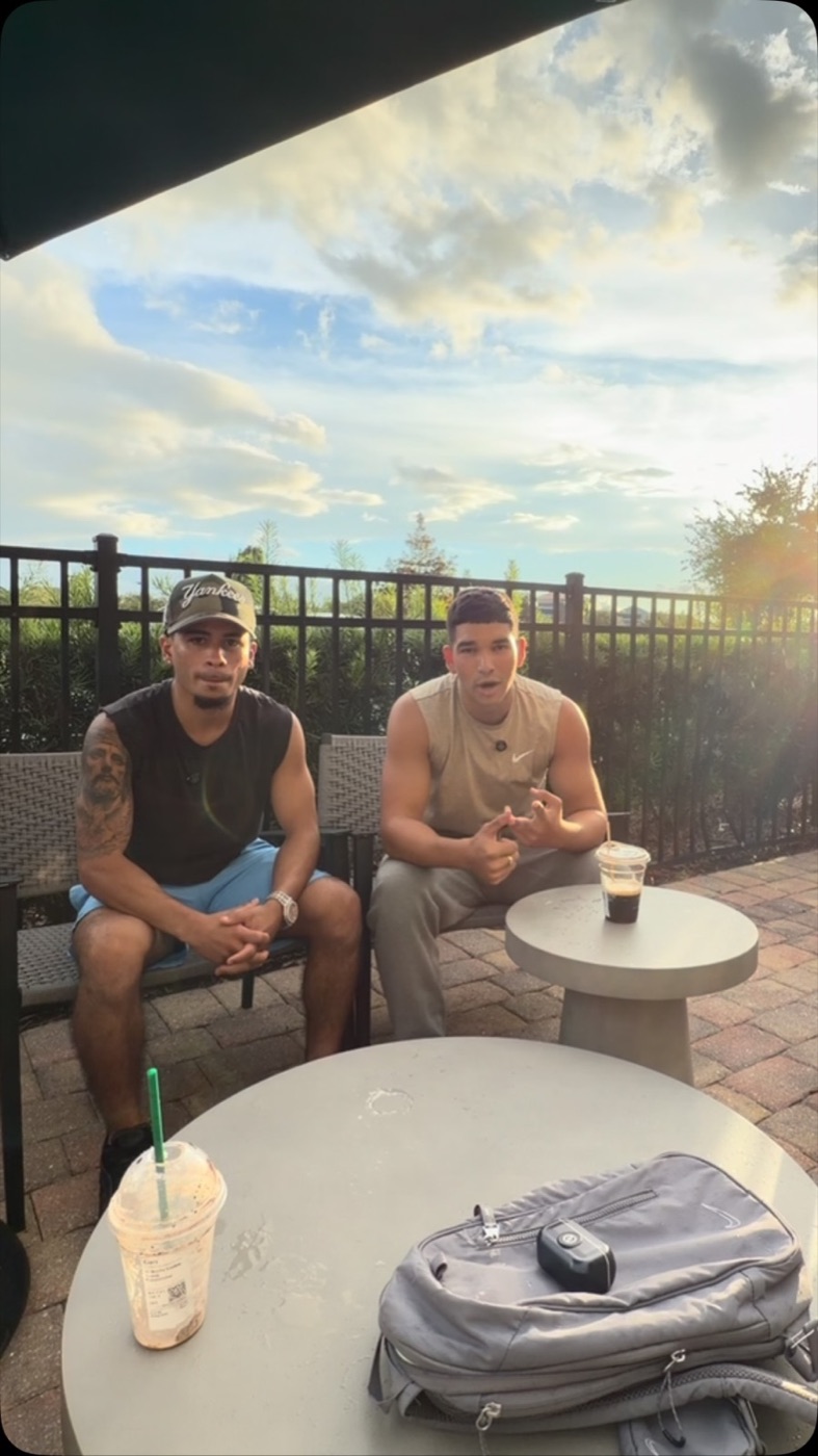 Frank G conversando con un hermano