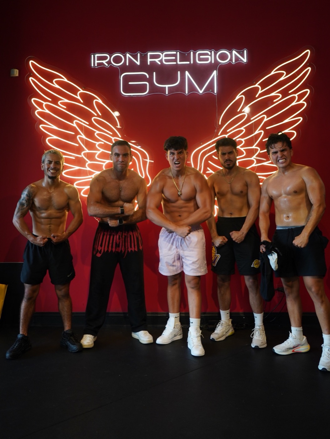 Frank G con su grupo en Iron Religion Gym